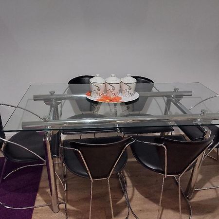 קרוידון Superb 2 Bedroom Flat, Sleeps 6 מראה חיצוני תמונה