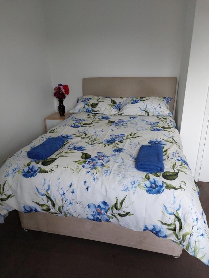 קרוידון Superb 2 Bedroom Flat, Sleeps 6 מראה חיצוני תמונה