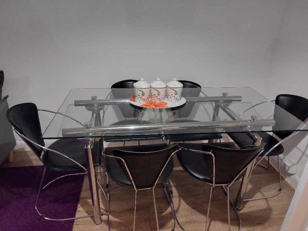 קרוידון Superb 2 Bedroom Flat, Sleeps 6 מראה חיצוני תמונה